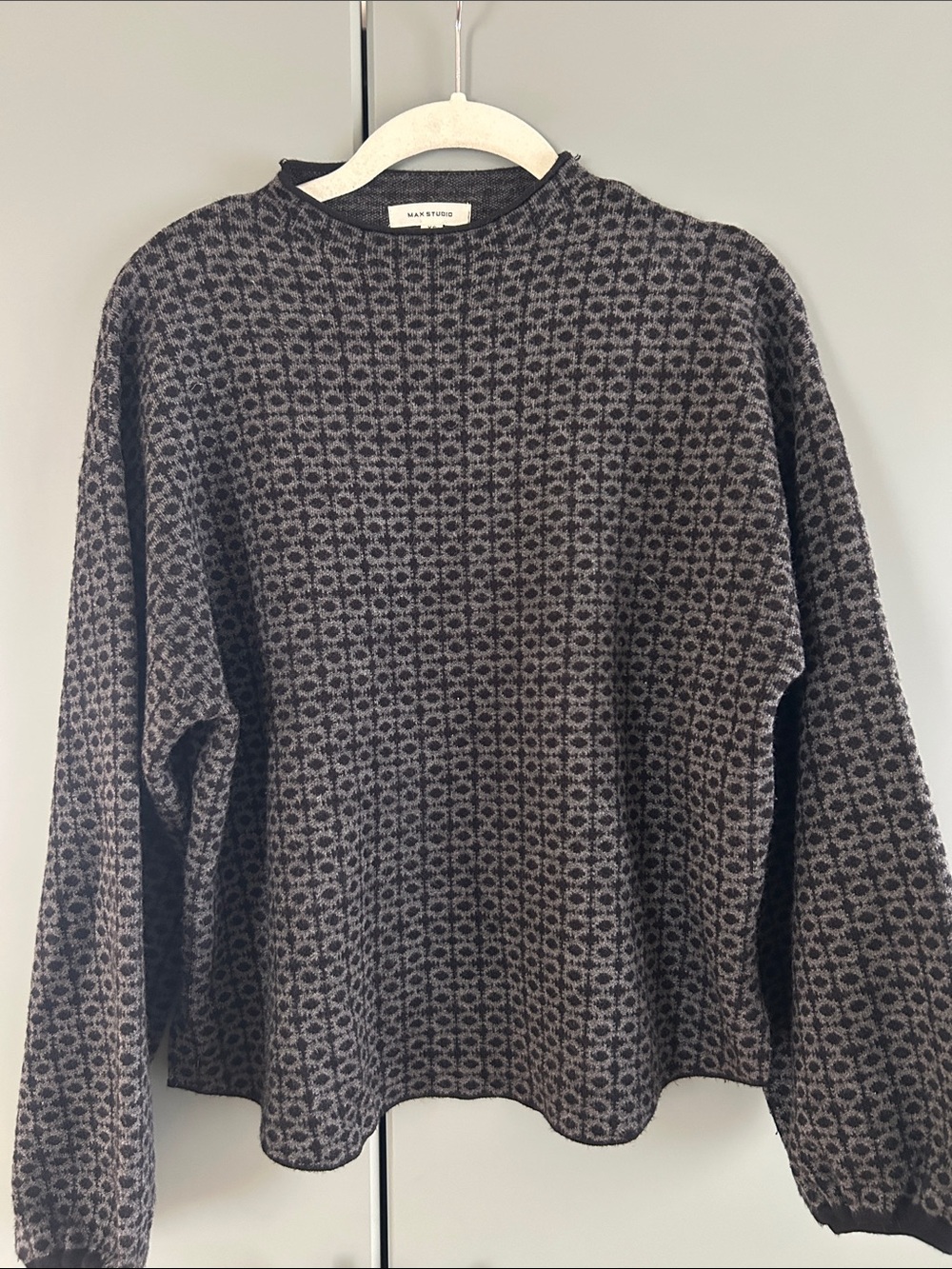 Max Studio XS Women’s Black Gray balloon sleeve Geometric Crewneck Sweater